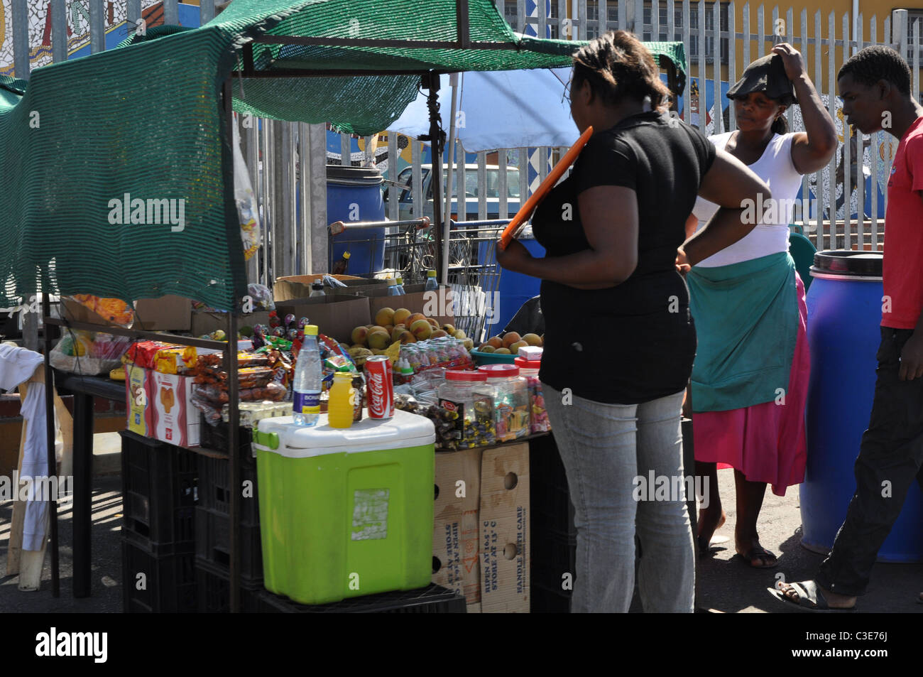 Fruits et boire en décrochage Gugulethu, Afrique du Sud Banque D'Images