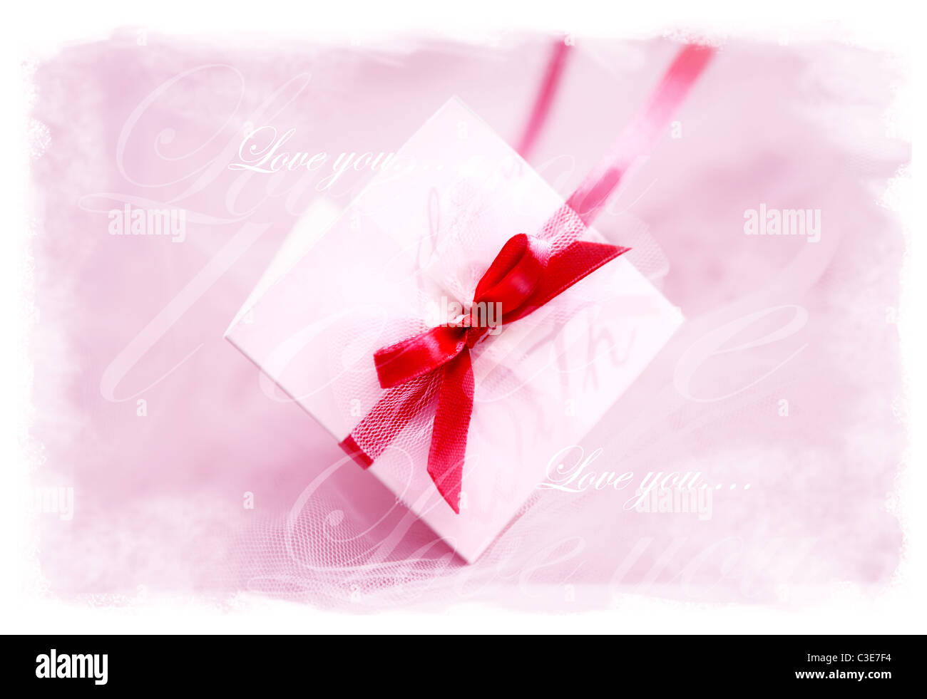 Carte de la Saint-Valentin allongé sur le satin rouge Banque D'Images