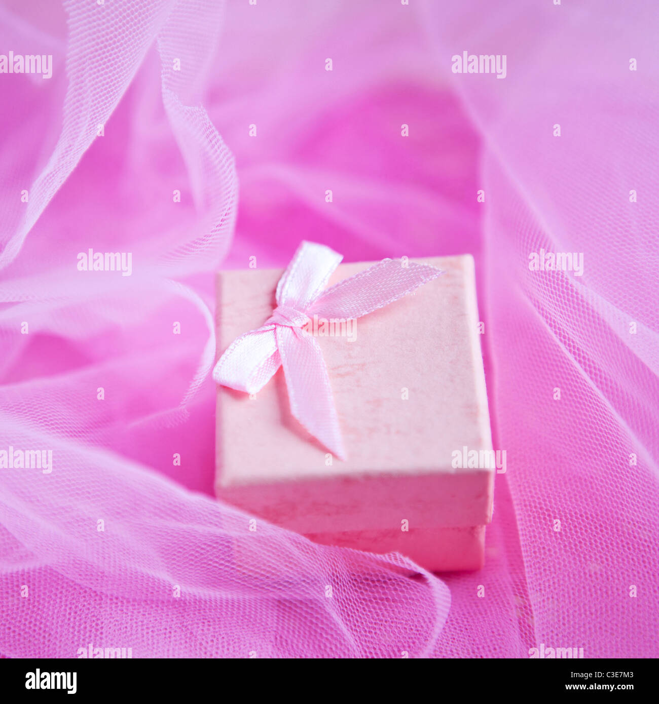 Pink present fort avec peu d'arc Banque D'Images