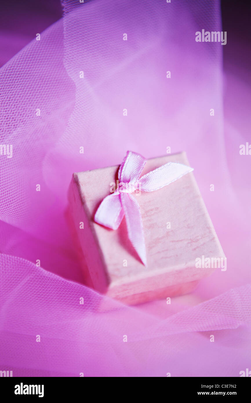 Pink present fort avec peu d'arc Banque D'Images