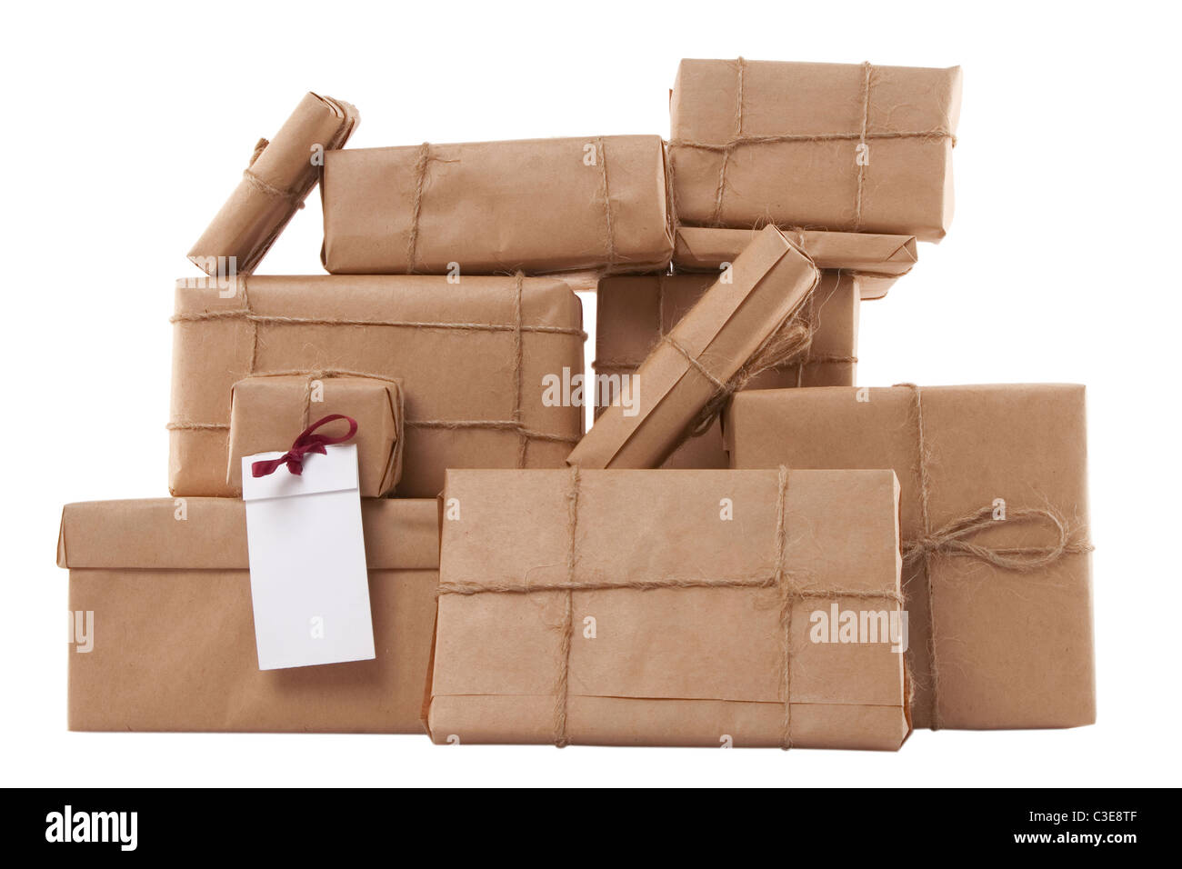 Boîtes cadeaux avec étiquette vierge sur fond blanc Banque D'Images