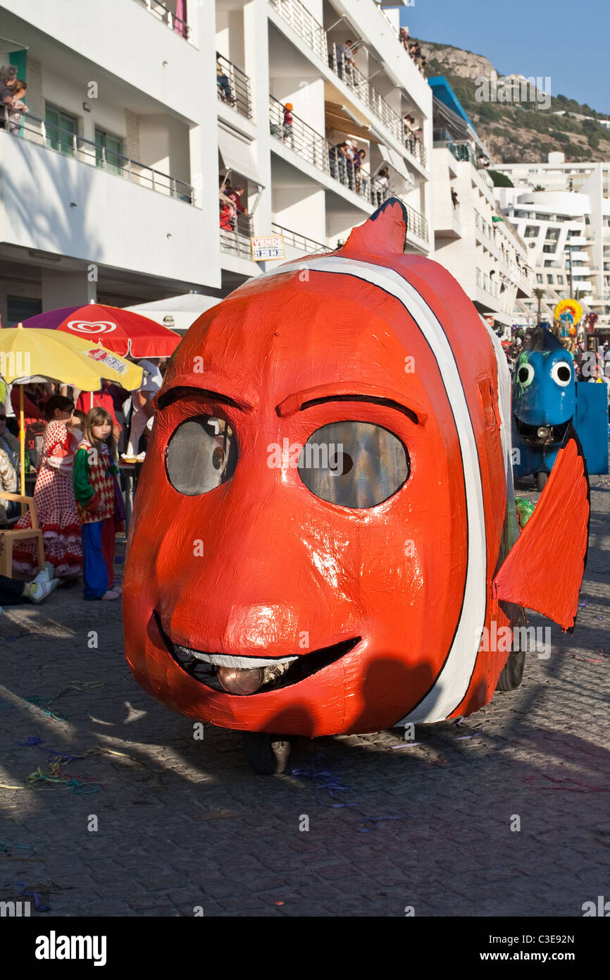 À propos de la parodie de carnaval animation film "Le Monde de Nemo' avec Nemo personnage représenté. Carnaval Sesimbra (Portugal). Banque D'Images