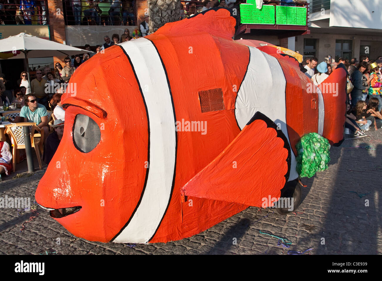 À propos de la parodie de carnaval animation film "Le Monde de Nemo' avec Nemo personnage représenté. Carnaval Sesimbra (Portugal). Banque D'Images
