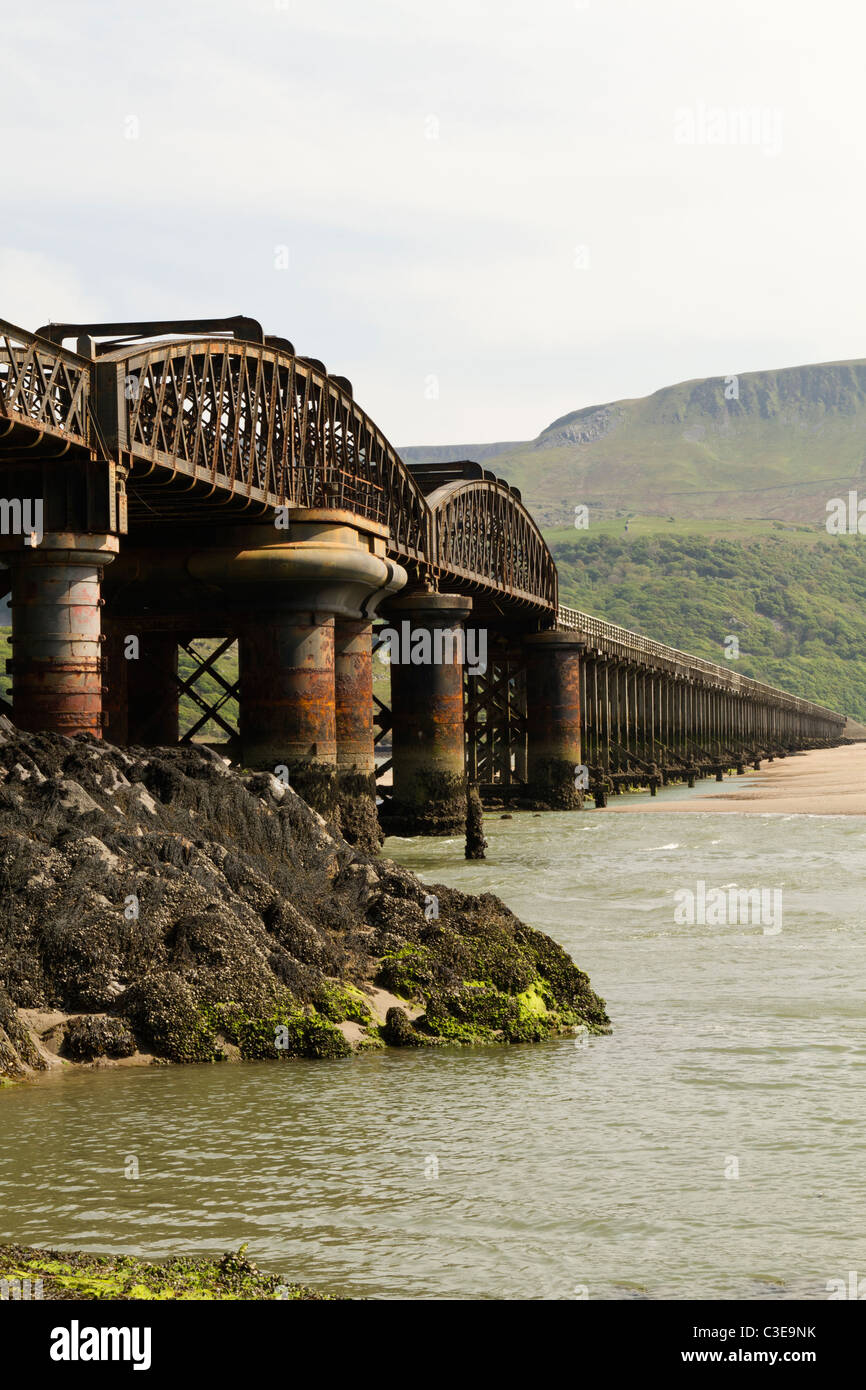 La ligne qui traverse la Cambrian Mawddach à Barmouth Estuaire Pays de Galles Banque D'Images