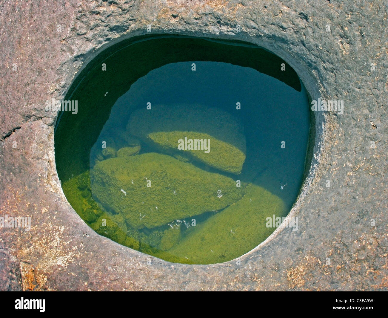 Sculptures de roche situé dans le lit de la rivière près de Ghod Nighoj, Nighoj Devi Kund au Maharasthra, Inde Banque D'Images