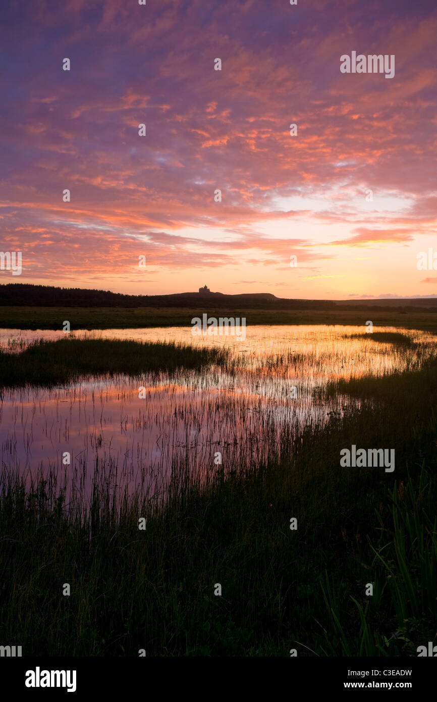 Coucher du soleil reflétée dans Bunduff Lough, Mullaghmore, Comté de Sligo, Irlande. Banque D'Images