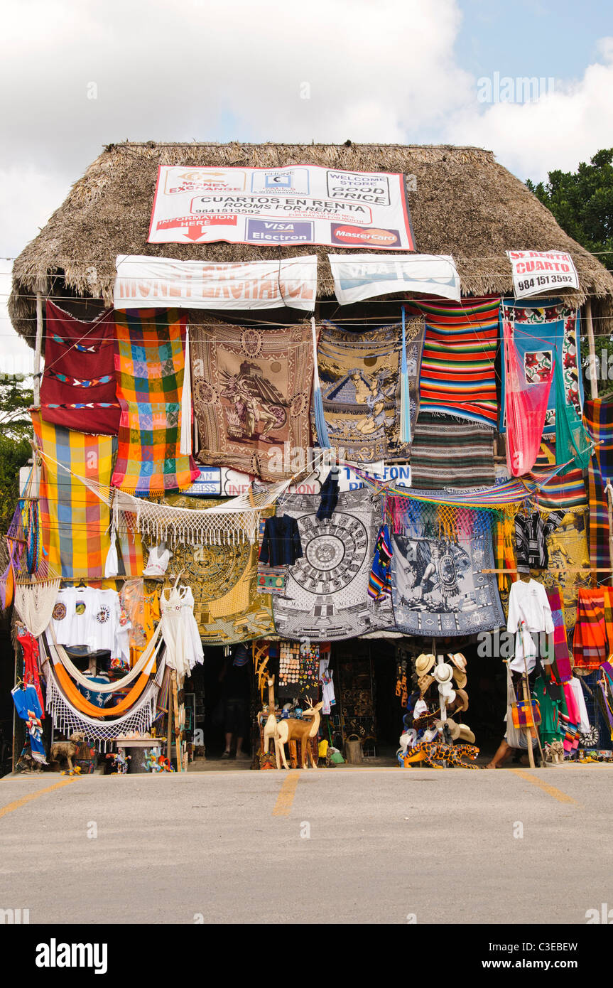Boutique de souvenirs mayas textiles souvenirs site archéologique de Coba Mexique // COBA, Mexique — Une boutique de tourisme vend des textiles et des souvenirs d'inspiration maya dans le parking du site archéologique de Coba sur la péninsule du Yucatan au Mexique. Coba est un vaste complexe archéologique maya situé à environ 44 kilomètres (27 miles) au nord-ouest des ruines côtières de Tulum. L'ancienne ville est située entre deux lacs, Coba et Macanxoc, dans la jungle de l'état de Quintana Roo. Les preuves archéologiques suggèrent que Coba a été habitée à partir de 100 EC et a atteint son apogée entre 200-900 EC, quand il est estim Banque D'Images
