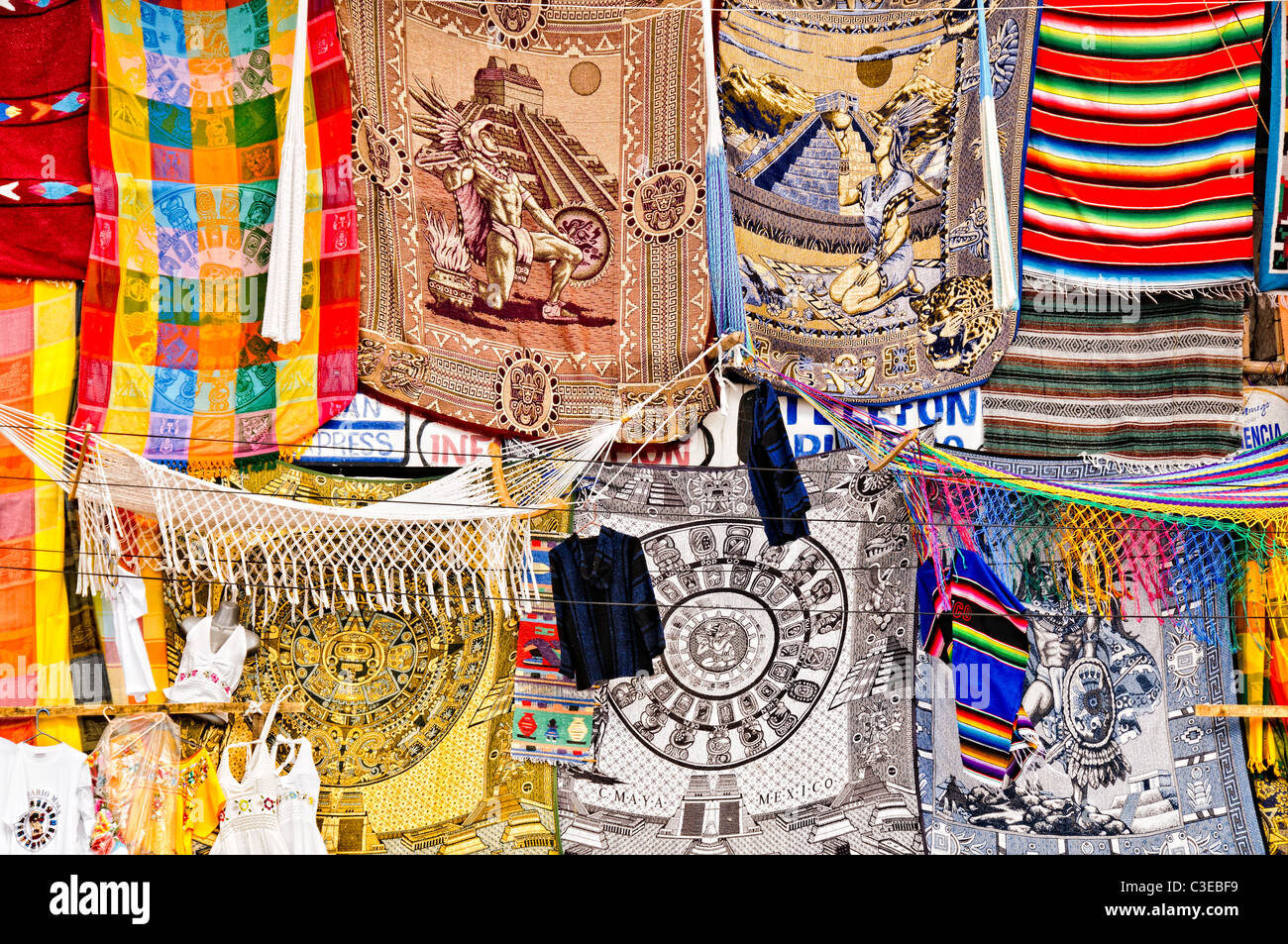Mayan textiles souvenirs Tourist Shop Coba Mexique // COBA, Mexique — Une boutique de tourisme vend des textiles et des souvenirs d'inspiration maya dans le parking du site archéologique de Coba sur la péninsule du Yucatan au Mexique. Coba est un vaste complexe archéologique maya situé à environ 44 kilomètres (27 miles) au nord-ouest des ruines côtières de Tulum. L'ancienne ville est située entre deux lacs, Coba et Macanxoc, dans la jungle de l'état de Quintana Roo. Les preuves archéologiques suggèrent que Coba a été habitée à partir de 100 EC et a atteint son apogée entre 200-900 EC, date à laquelle on estime qu'elle a des appuis Banque D'Images