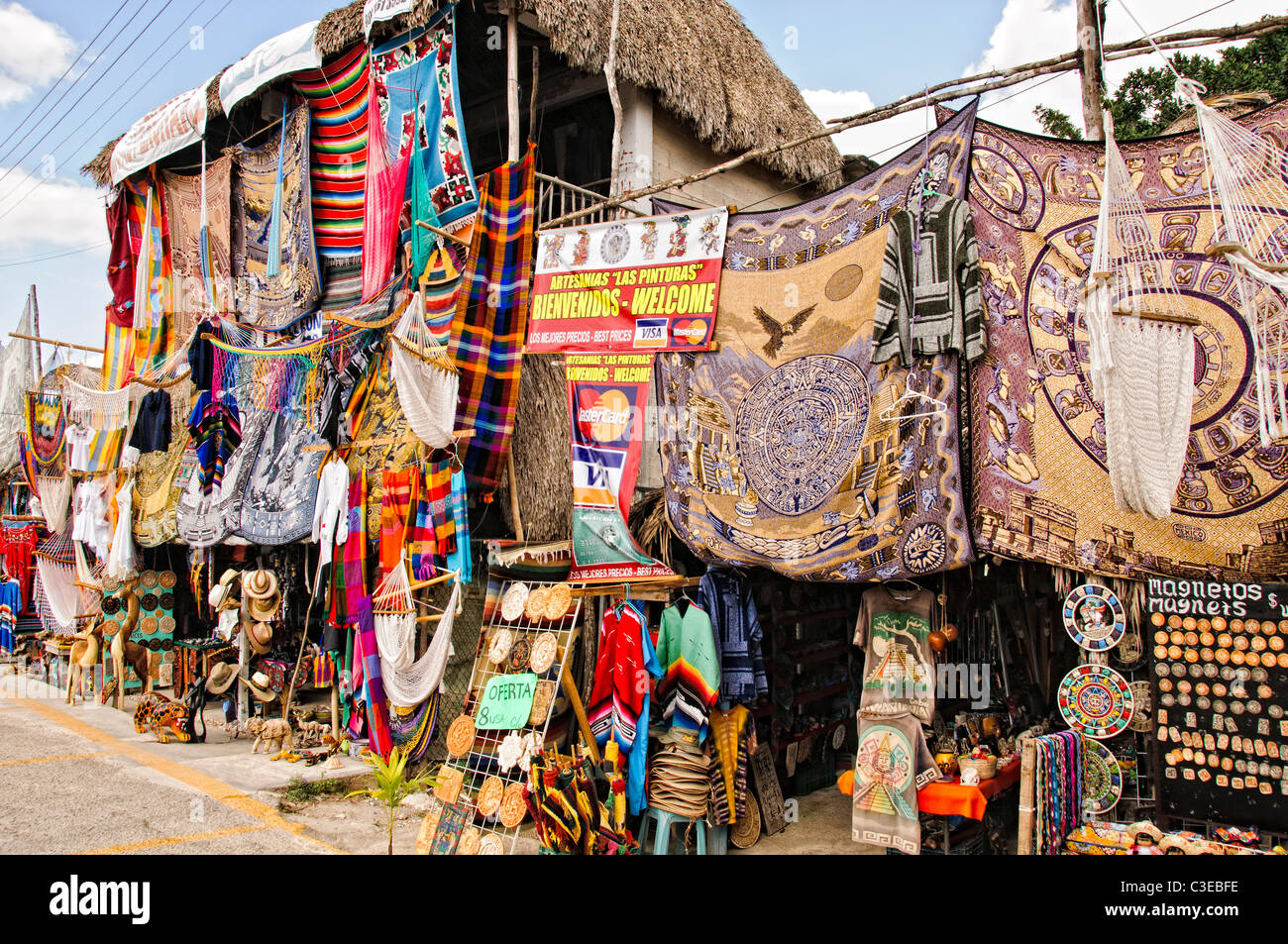 Boutique de souvenirs Coba textiles d'inspiration maya Mexique // COBA, Mexique — Une boutique touristique vend des textiles d'inspiration maya et des souvenirs dans le parking du site archéologique de Coba sur la péninsule du Yucatan au Mexique. Coba est un vaste complexe archéologique maya situé à environ 44 kilomètres (27 miles) au nord-ouest des ruines côtières de Tulum. L'ancienne ville est située entre deux lacs, Coba et Macanxoc, dans la jungle de l'état de Quintana Roo. Les preuves archéologiques suggèrent que Coba a été habitée à partir de 100 EC et a atteint son apogée entre 200-900 EC, date à laquelle on estime qu'elle a des appuis Banque D'Images