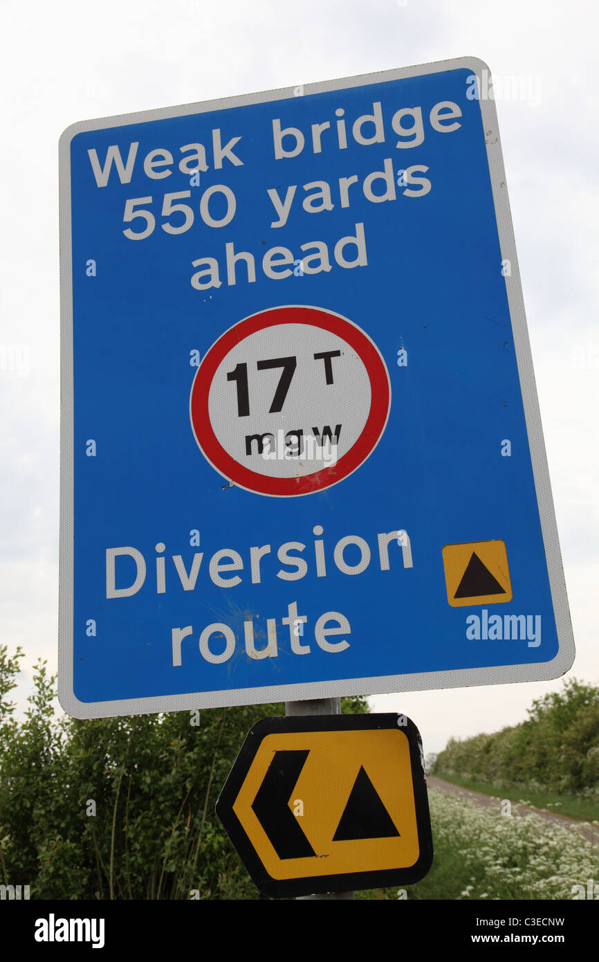 Un faible pont panneau d'avertissement sur une route de l'U.K. Banque D'Images