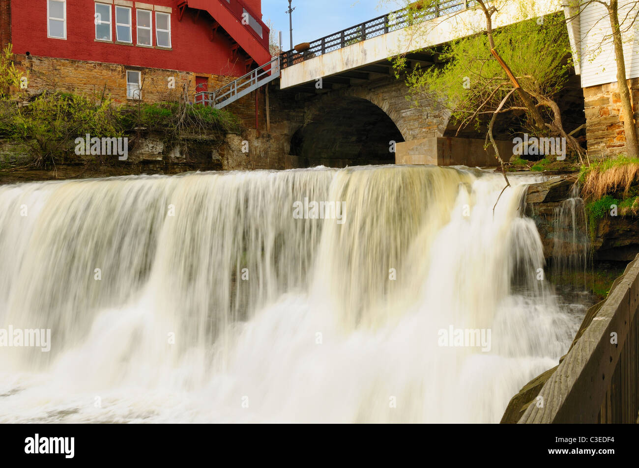 Le printemps torrent de Chagrin Falls cascades sous un pont à Chagrin Falls, Ohio Banque D'Images