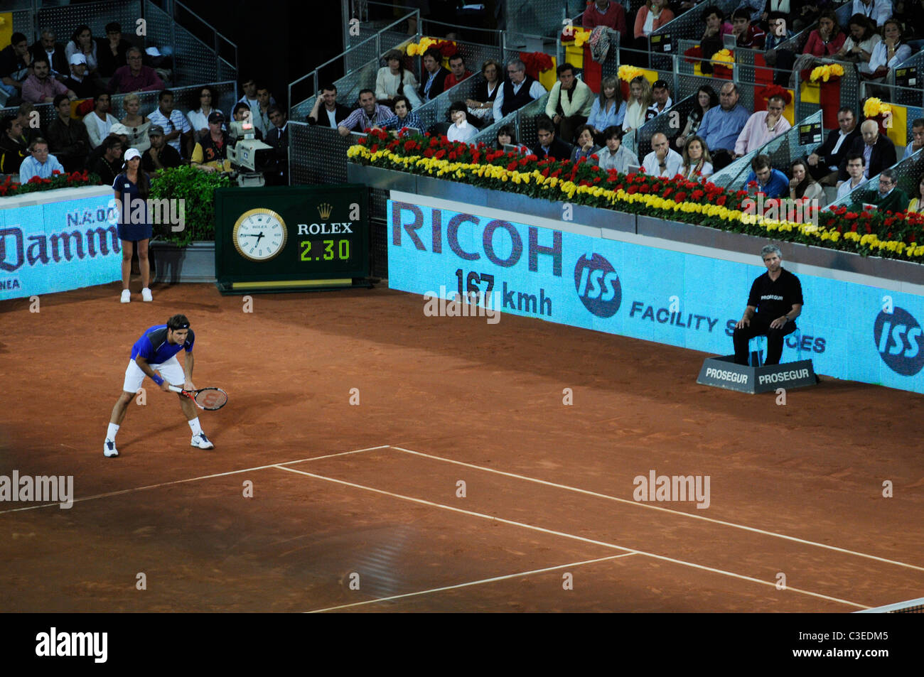 L'Espagne de Rafael Nadal contre Roger Federer de Suisse, au cours de demi-finales de l'Open de Tennis de Madrid Mutua Madrilena Banque D'Images