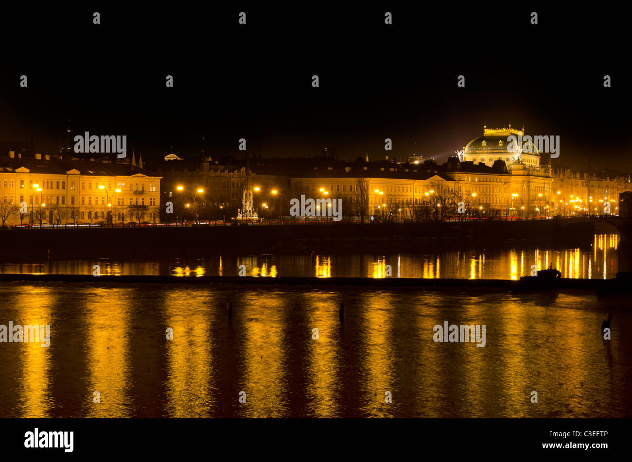 Le Théâtre National de Prague et la rivière Vlava de nuit, Bohemia, République Tchèque Banque D'Images