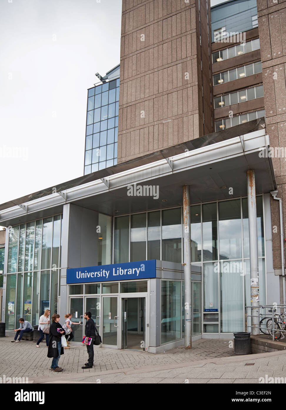 Les élèves debout devant l'entrée de la bibliothèque de l'Université de Glasgow en Gilmorehill, Botanic, dans le West End de Glasgow. Banque D'Images