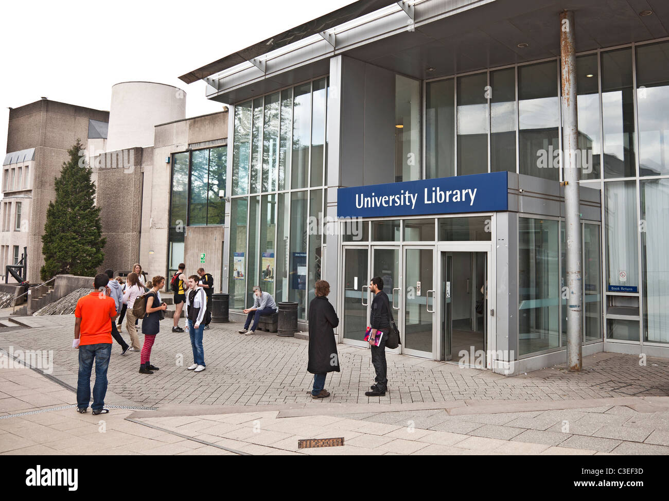 Les élèves debout devant l'entrée de la bibliothèque de l'Université de Glasgow en Gilmorehill, Botanic, dans le West End de Glasgow. Banque D'Images