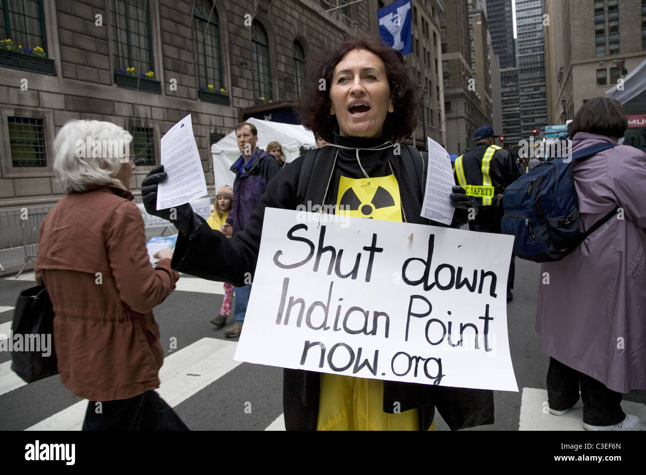 Militant antinucléaire informe le public sur les graves dangers de l'énergie nucléaire sur la Journée de la terre près de Grand Central Station, New York. Banque D'Images