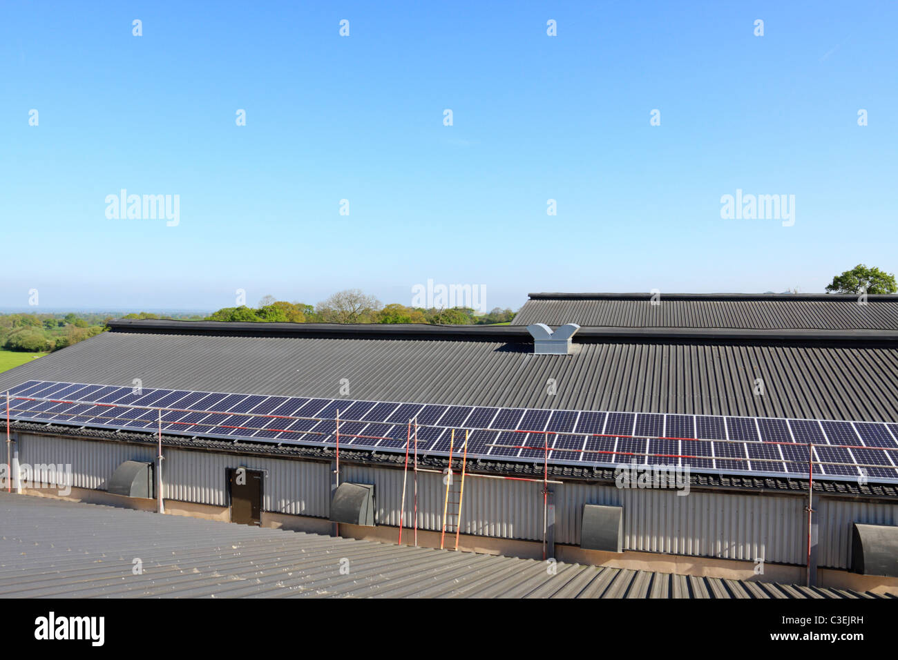 Une partie de 50kWp solar installation photovoltaïque sur le toit d'un hangar de la volaille dans le Shropshire, Angleterre Banque D'Images