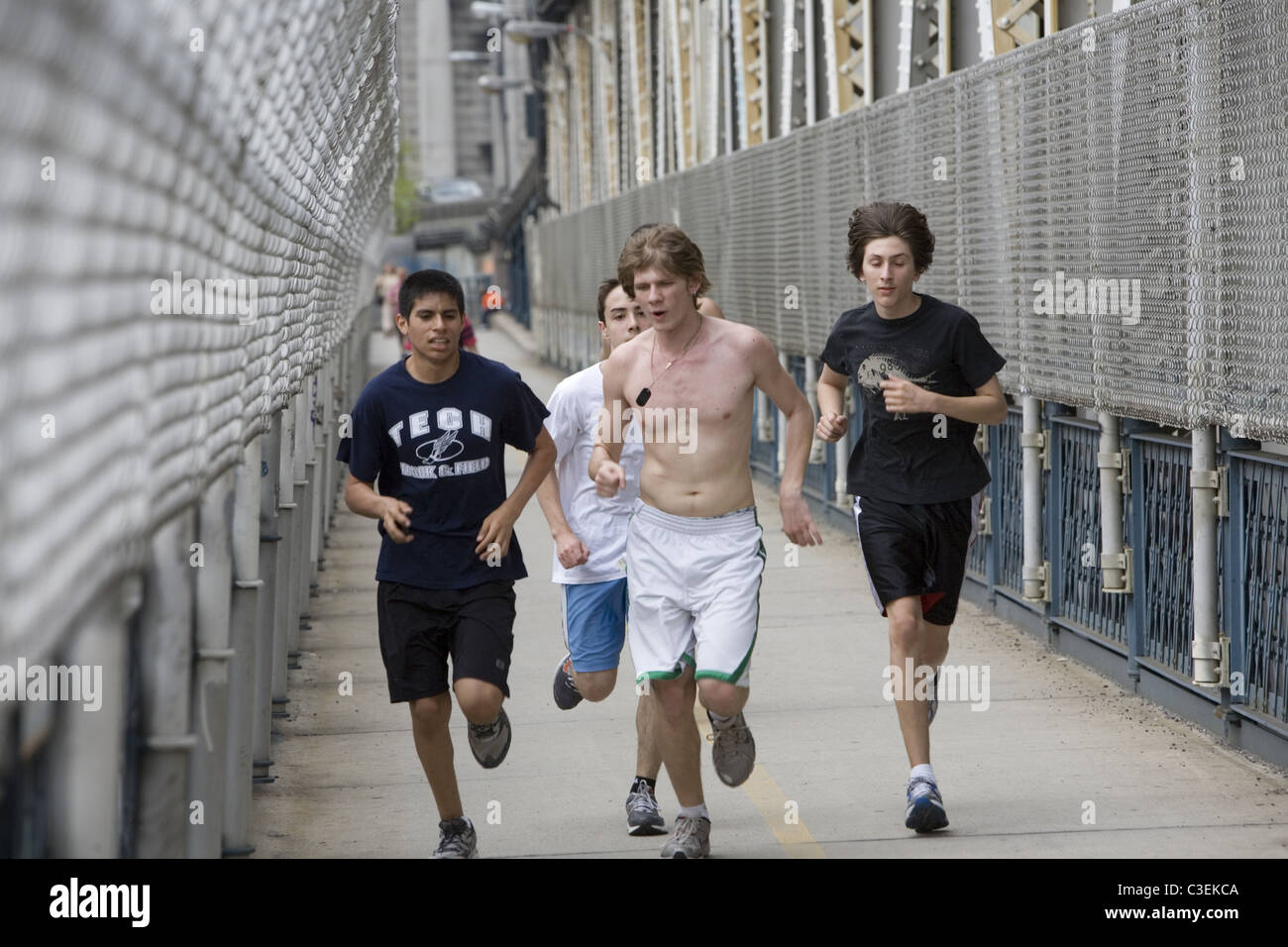 Les jeunes hommes, train circulant sur le pont de Manhattan depuis Manhattan vers Brooklyn Banque D'Images