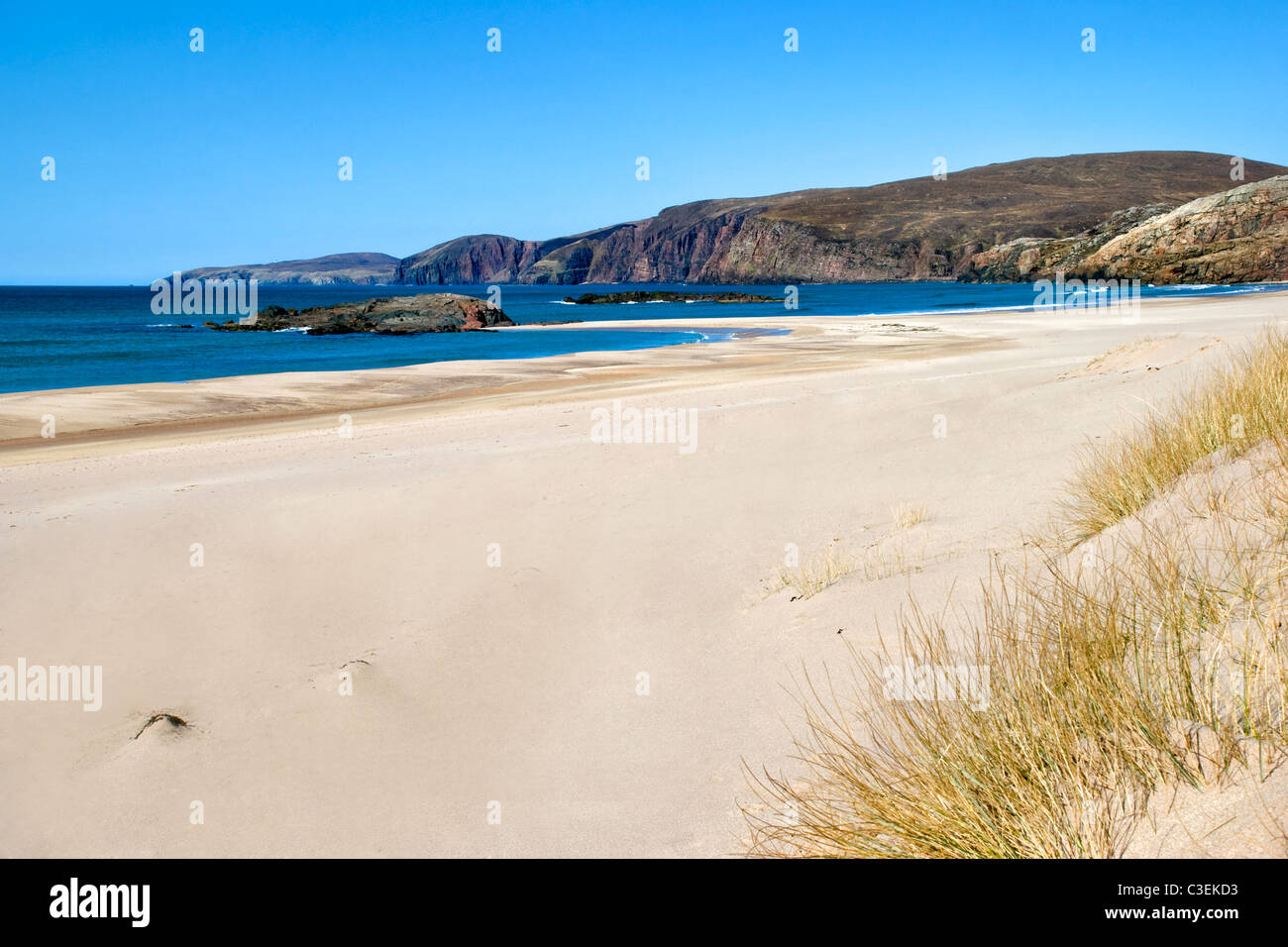 La plage et les dunes de Sandwood Bay, l'Écosse, qui ne peut être atteint à pied de Sheigra. Pris sur un jour presque sans nuages. Banque D'Images