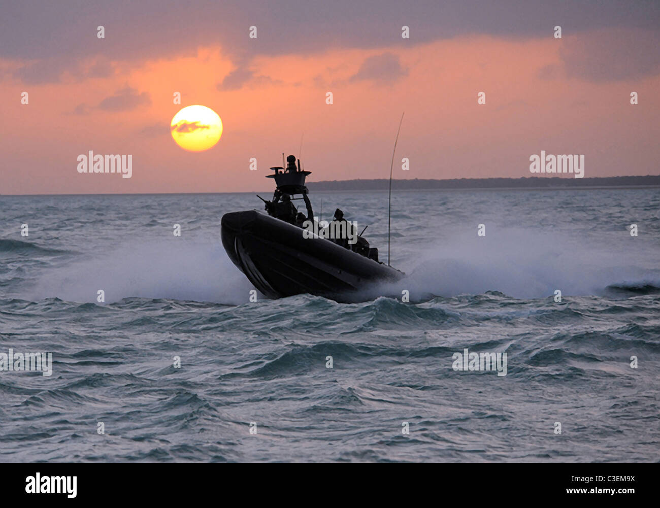 Une guerre Combatant-Craft spécial Crewman (SWCC) attribué à Navy SEAL Team 20 navigue un bateau à coque rigide Banque D'Images