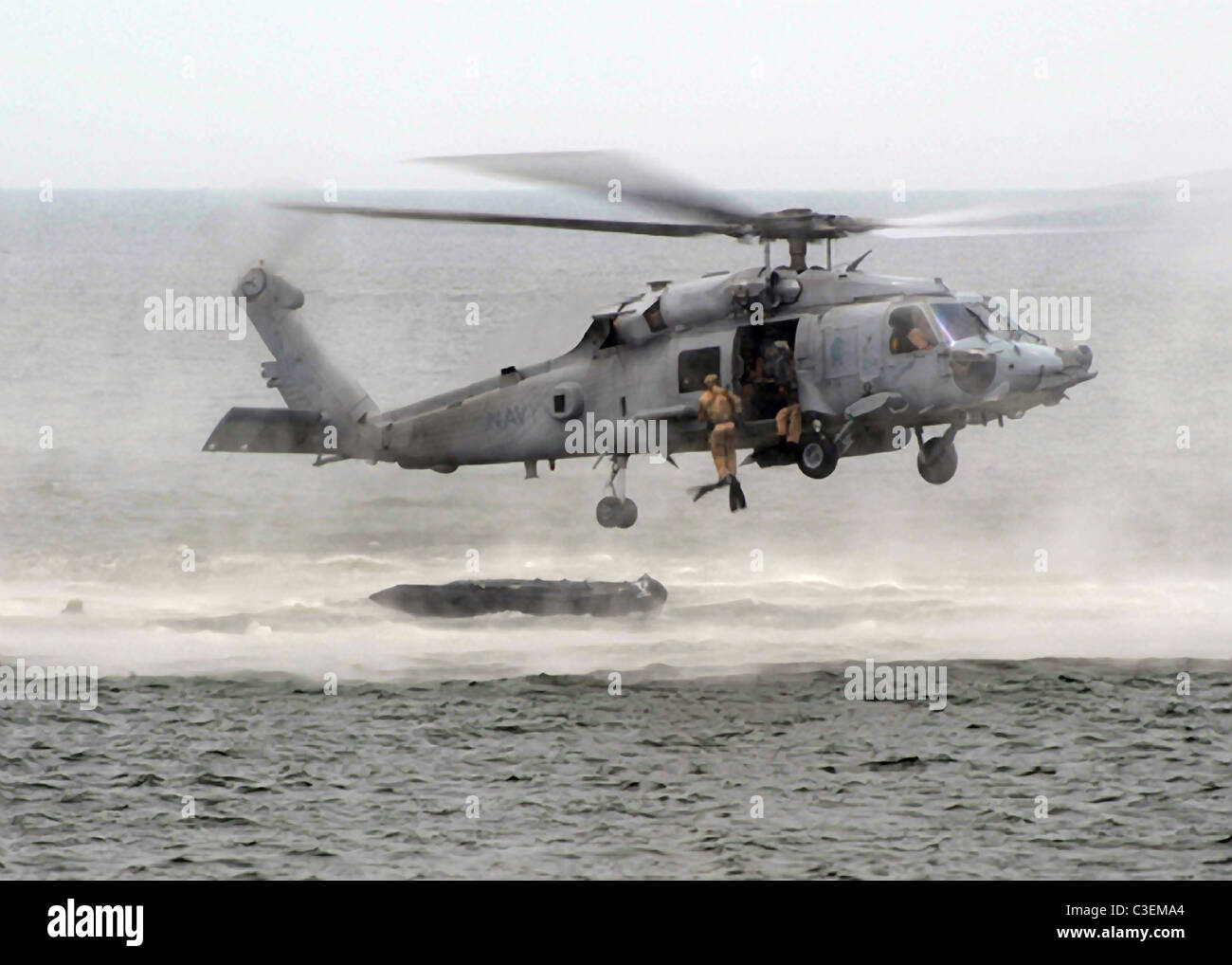 Les membres de l'équipe de l'US Navy SEAL sont goutte dans l'océan d'un HH-60H Sea Hawk affecté à la Red Wolves Banque D'Images