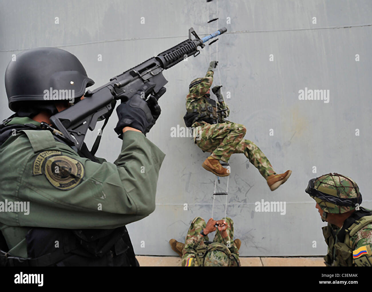 Les membres de l'équipe de l'US Navy SEAL train d'embarquer dans un navire en simulation de combat avec leurs homologues de l'Amérique latine au cours des exercices. Banque D'Images