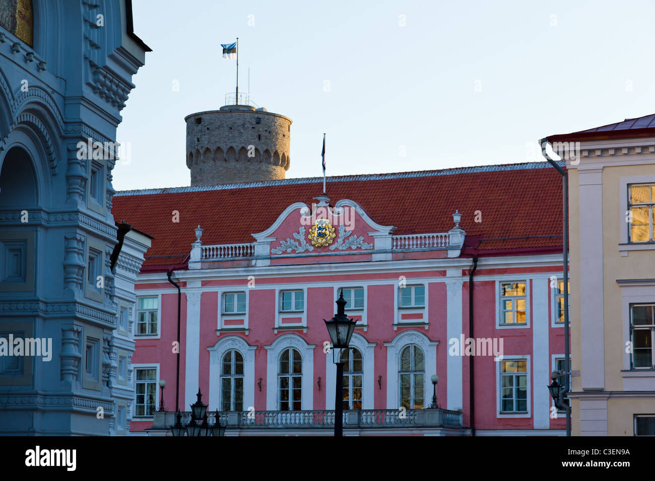 Centre du gouvernement dans l'édifice du Parlement avec le reflet de la cathédrale Alexandre Nevski dans les fenêtres Banque D'Images