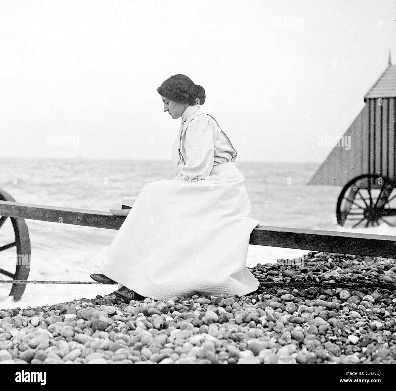 Florence Hardy, anciennement Florence Dugdale, seconde épouse de l'écrivain anglais Thomas Hardy, au bord de la mer. Banque D'Images