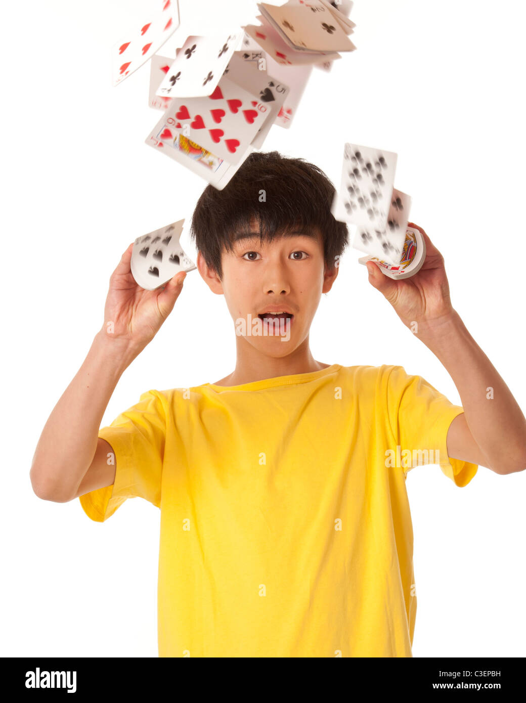 Teenage Boy Asiatique Chinois Faisant Jeu De Cartes En L Air Photo Stock Alamy