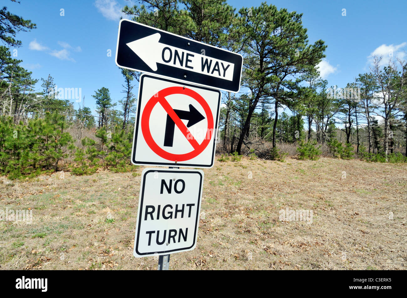 La confusion de la signalisation routière publié le bas-côté de la route sur un ciel bleu ensoleillé, USA. Banque D'Images