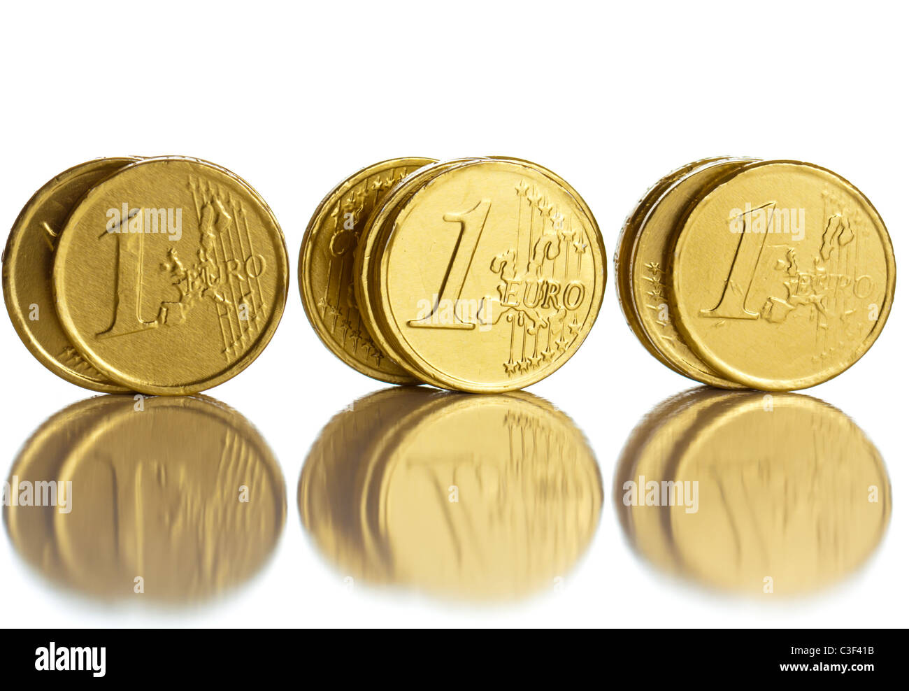 Pièce en euros sur fond blanc macro close up Banque D'Images