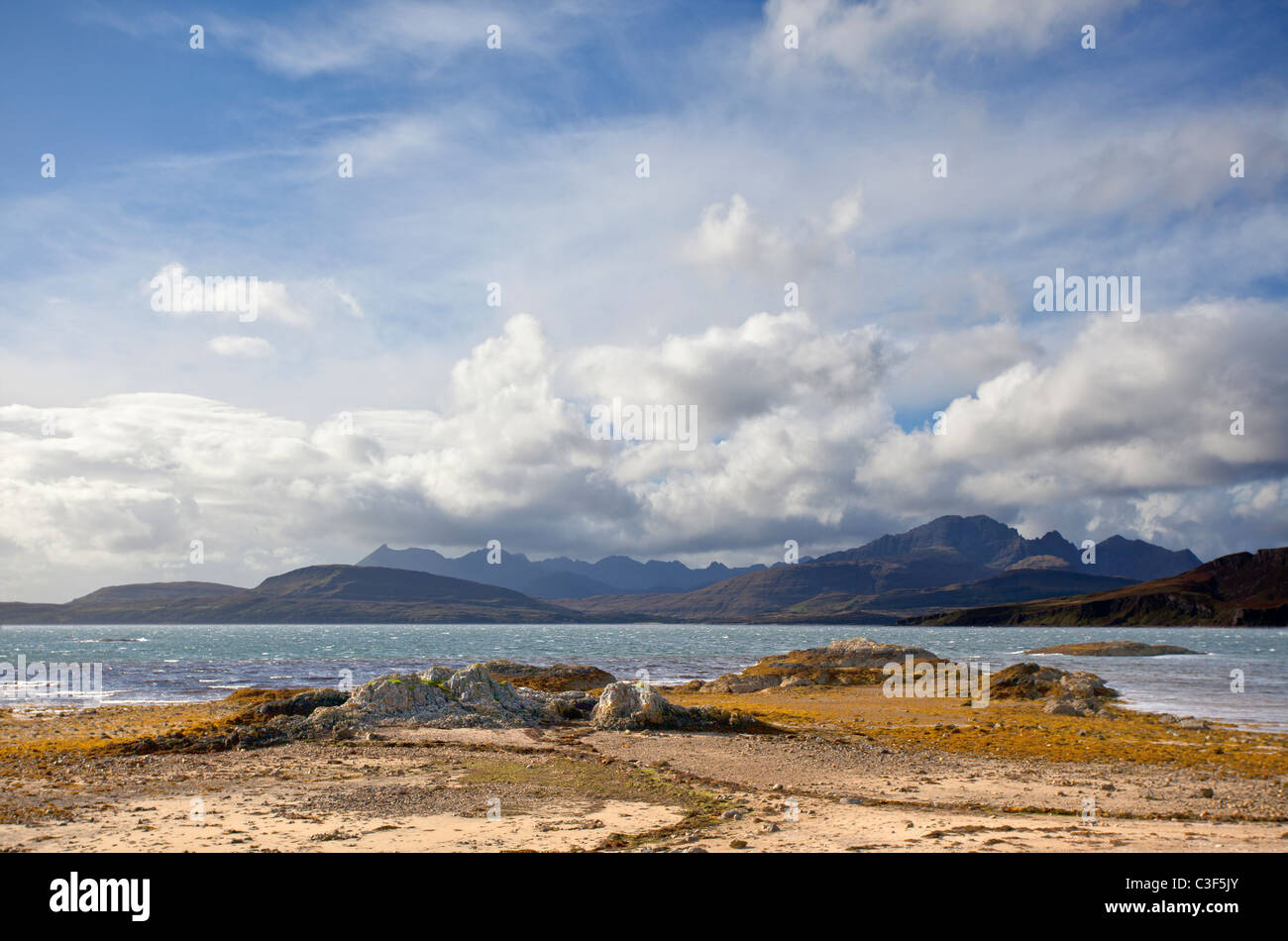Cullins noir sur l'île de Skye vue de l'Ord sur le Loch Eishort Banque D'Images