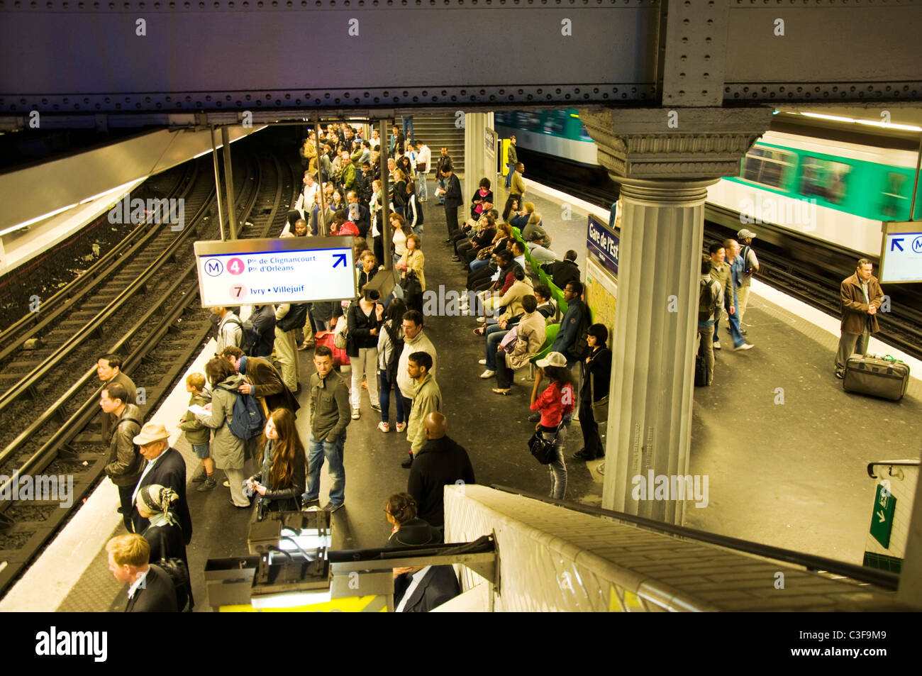 Les passagers qui attendent à la Gare de l'est la station de métro Verdun à Paris Banque D'Images