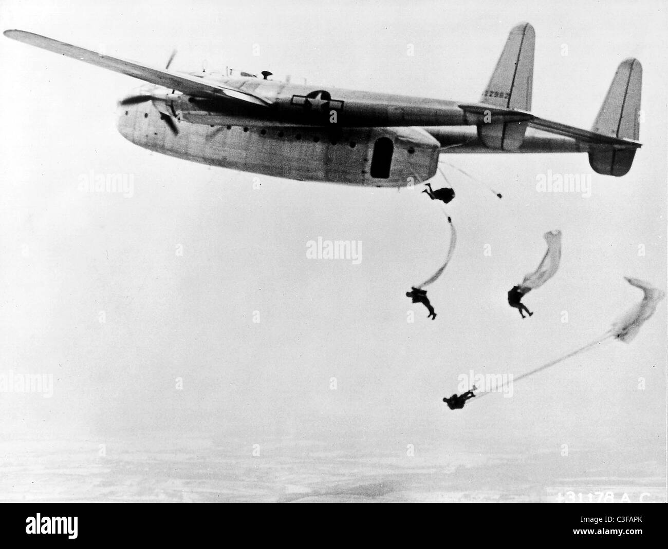 Parachutistes sautant d'un Fairchild C-82 Packet - 1940 Banque D'Images