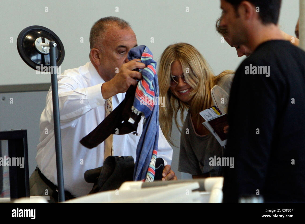 Sienna Miiller passe par la sécurité à LAX avant de prendre l'avion pour Londres. Los Angeles, Californie - 07.08.09 Banque D'Images