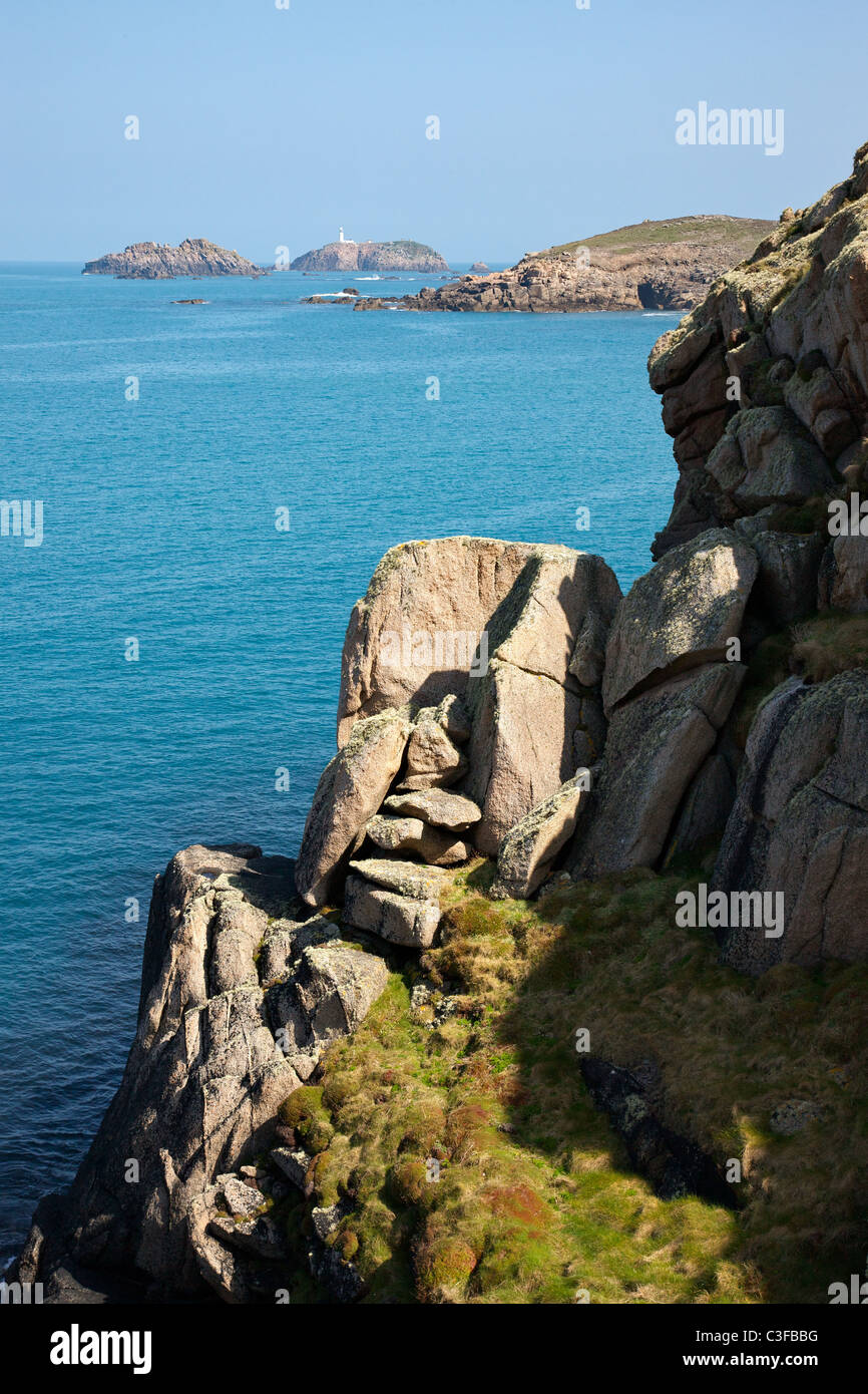 Vue éloignée sur Round Island Lighthouse et la côte nord de Tresco de Shipman Tête sur Bryher Isles of Scilly Banque D'Images