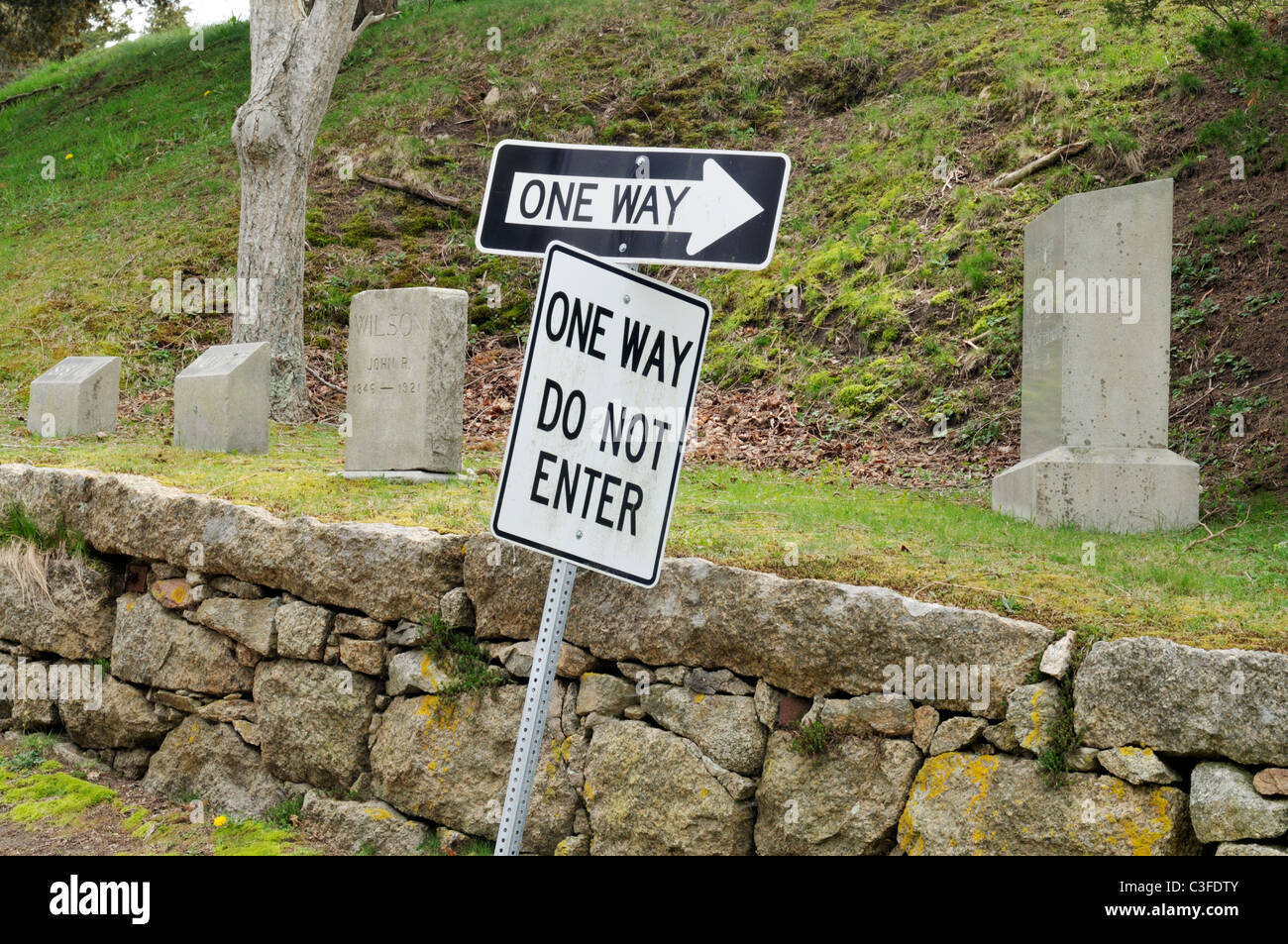Capture d'une manière conceptuelle n'entrez pas de signes par pierres tombales, USA. Banque D'Images