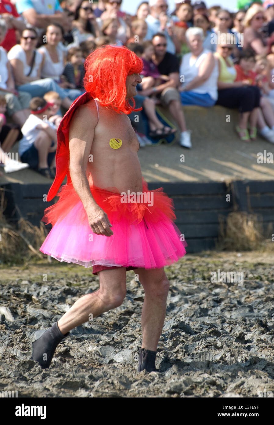 Une boue Maldon runner dans fancy dress Banque D'Images