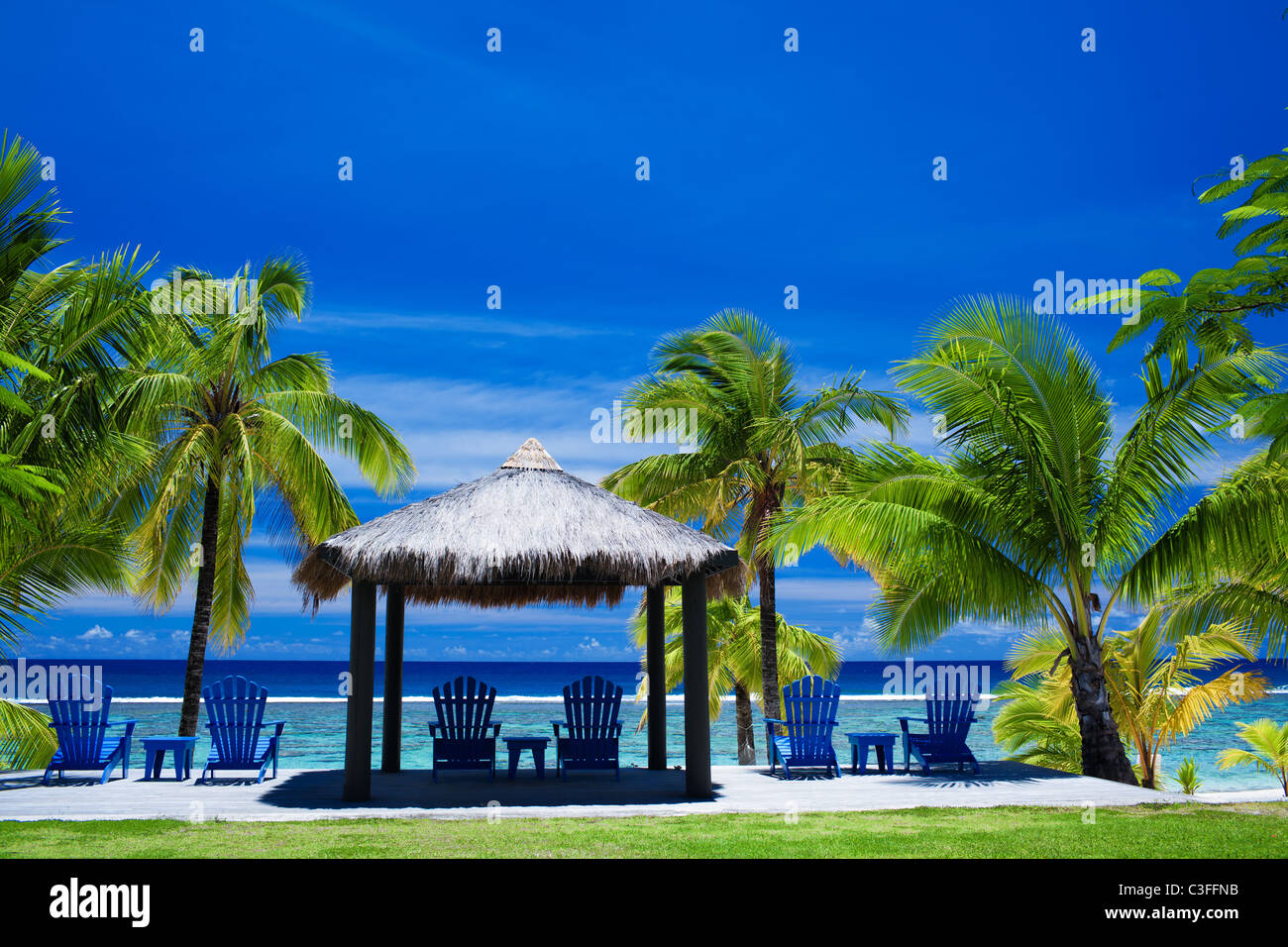 Chaises bleues sur un front de mer sur la plage étonnante Banque D'Images