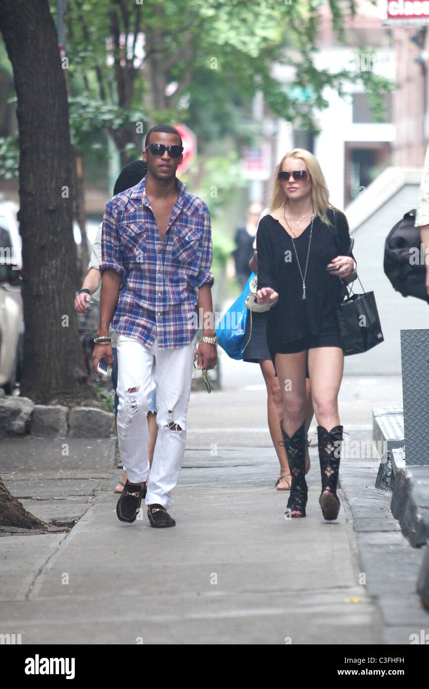 Lindsay Lohan, portant une petite robe noire et de genou-hautes bottes à  lanières, visites Ina de SoHo pour une tache de dépensière Nouveau Photo  Stock - Alamy