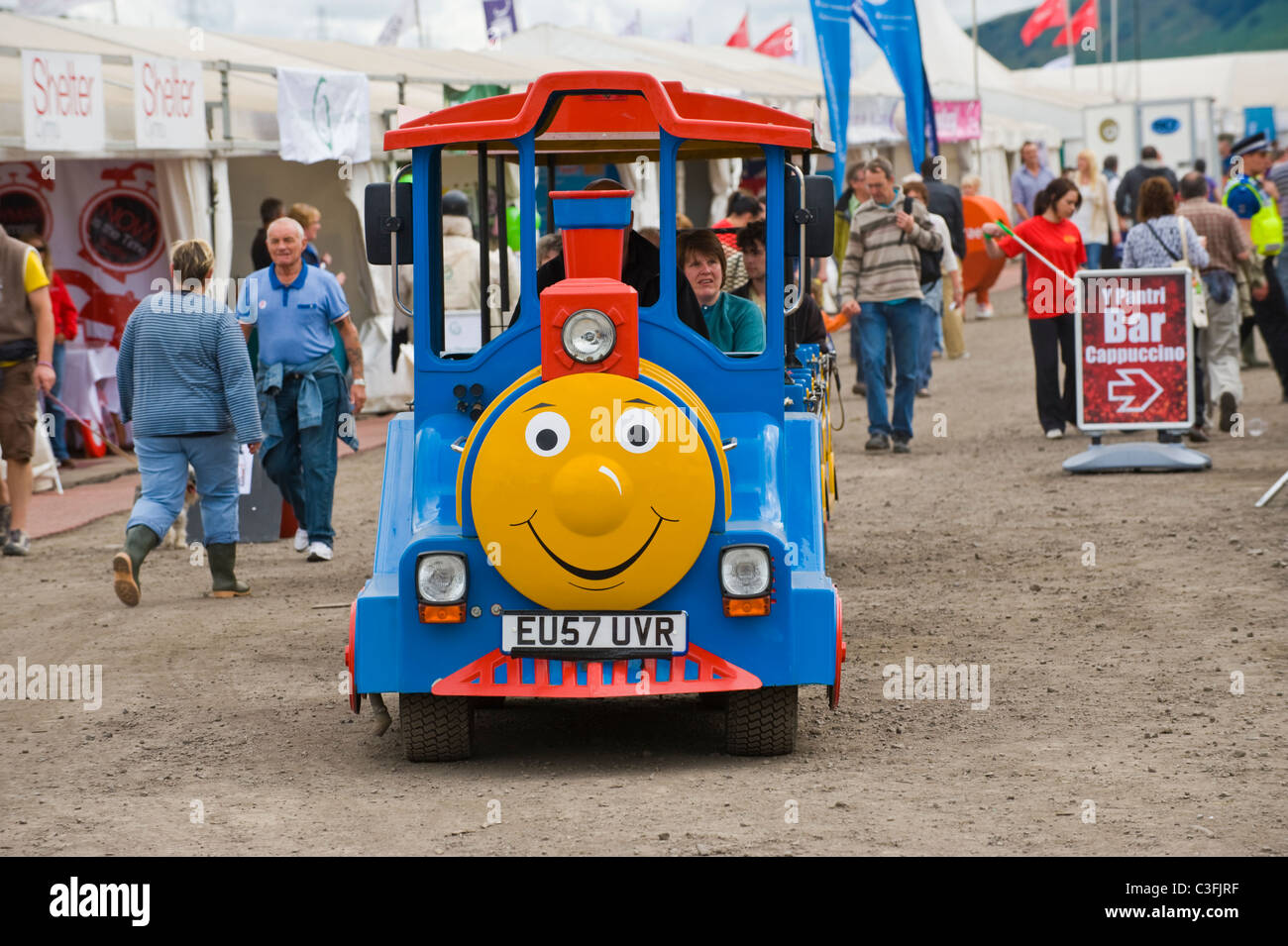 En petit train touristique à l'Eisteddfod National 2010 Ebbw Vale Blaenau Gwent South Wales UK Banque D'Images