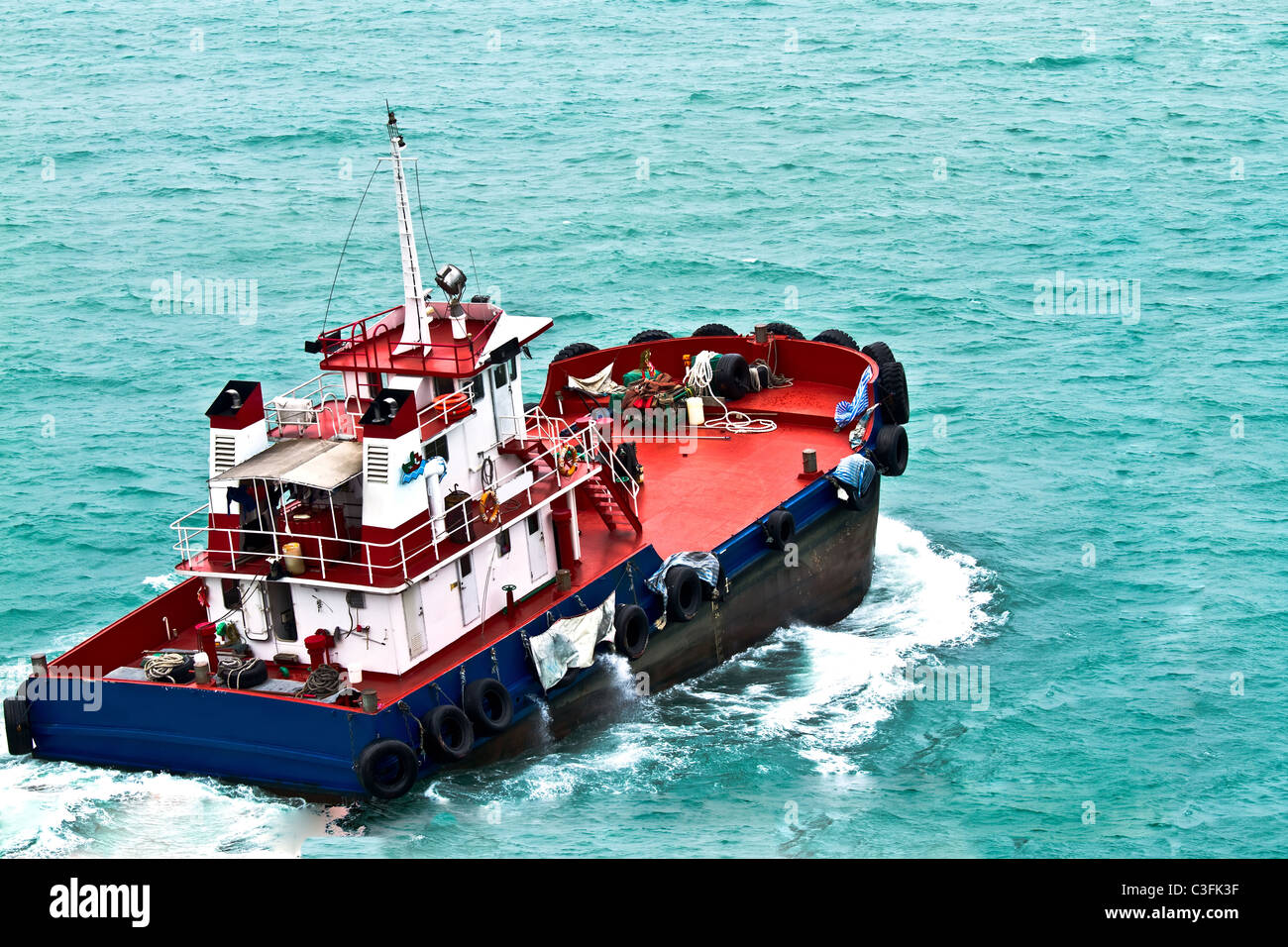 Un ferry transporte les gens dans les lieux d'intérêts sur la mer Banque D'Images
