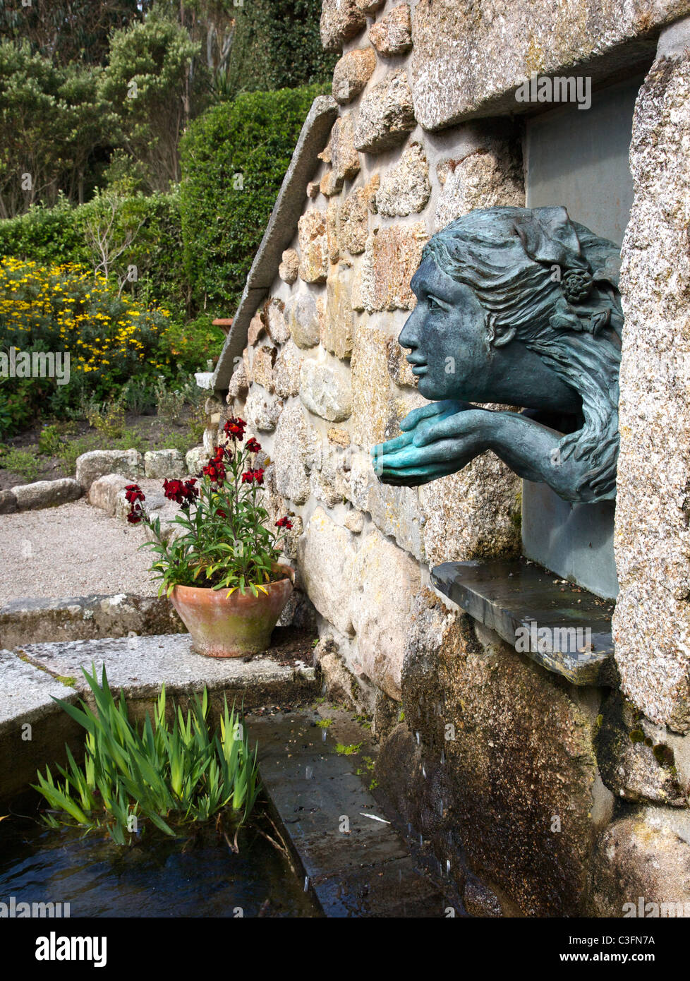 Nymphe de l'eau en bronze fontaine et piscine à Tresco Abbey Gardens sur les îles Scilly Banque D'Images