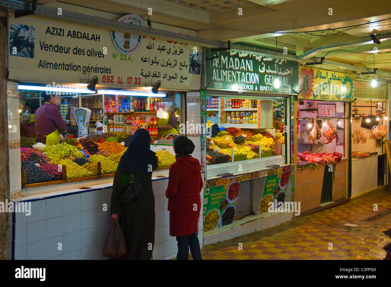 Bloquer la vente d'olives et d'autres aliments locaux à l'intérieur de marchés couverts en dehors de la Médina vieille ville tanger maroc afrique du nord Banque D'Images