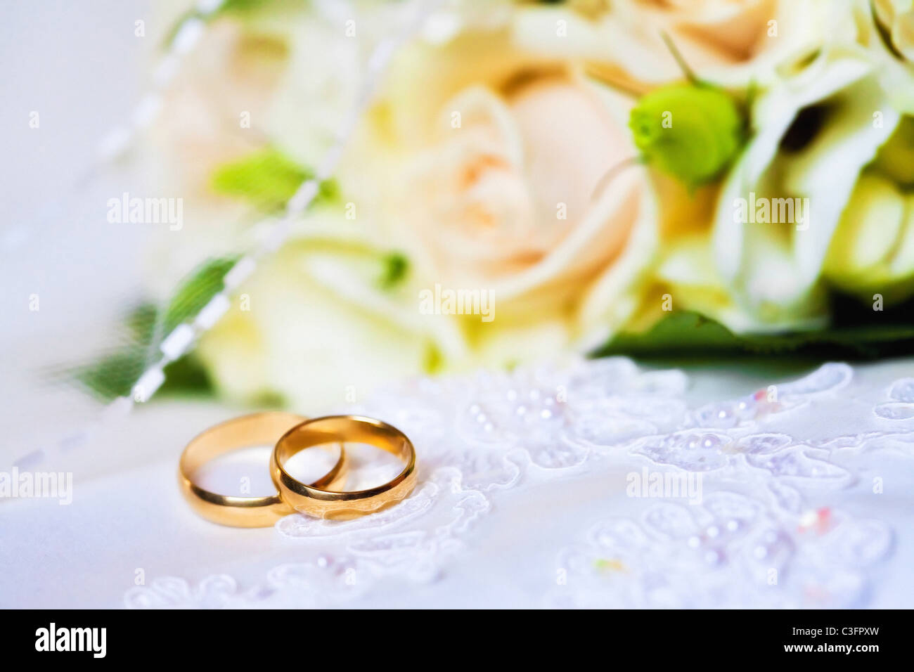 Les anneaux de mariage avec bouquet d'roses Banque D'Images