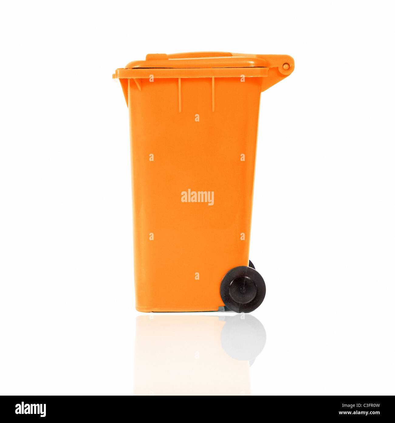 Bac de recyclage orange vide avec la réflexion Banque D'Images