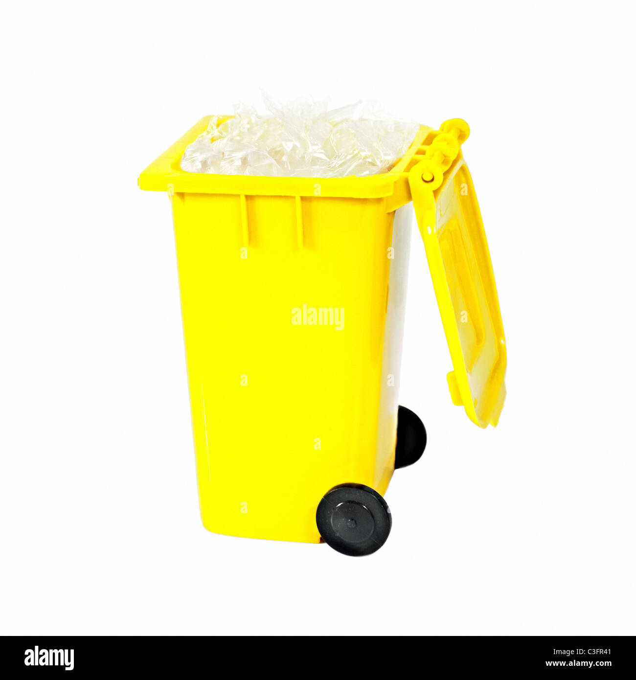 Bac de recyclage jaune complet avec du plastique Banque D'Images