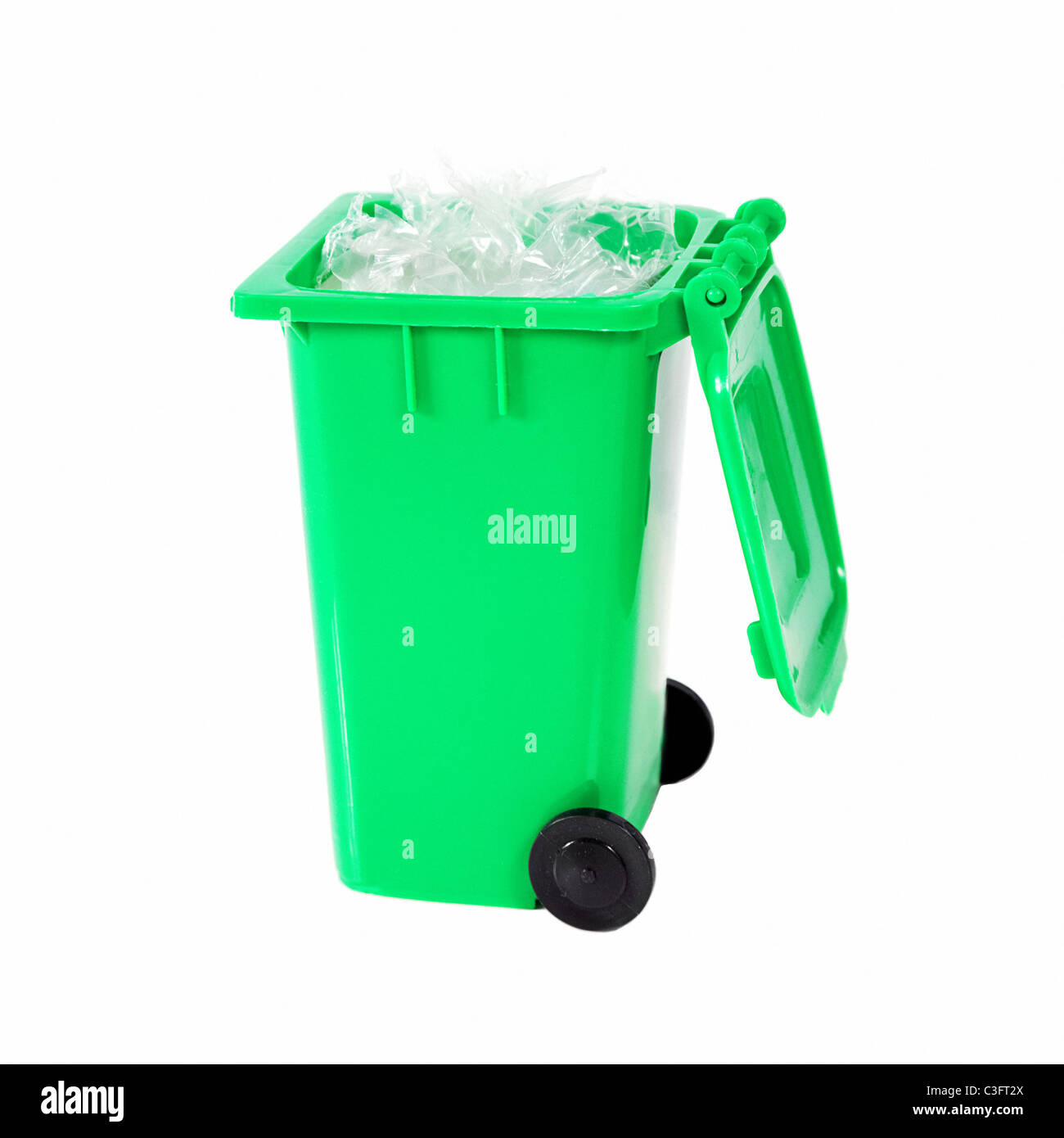 Bac de recyclage vert plein avec du plastique Banque D'Images