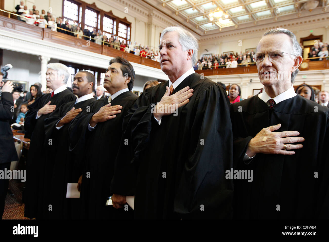Les membres de la Cour suprême du Texas placer ses mains sur les coeurs pendant le serment d'allégeance Banque D'Images