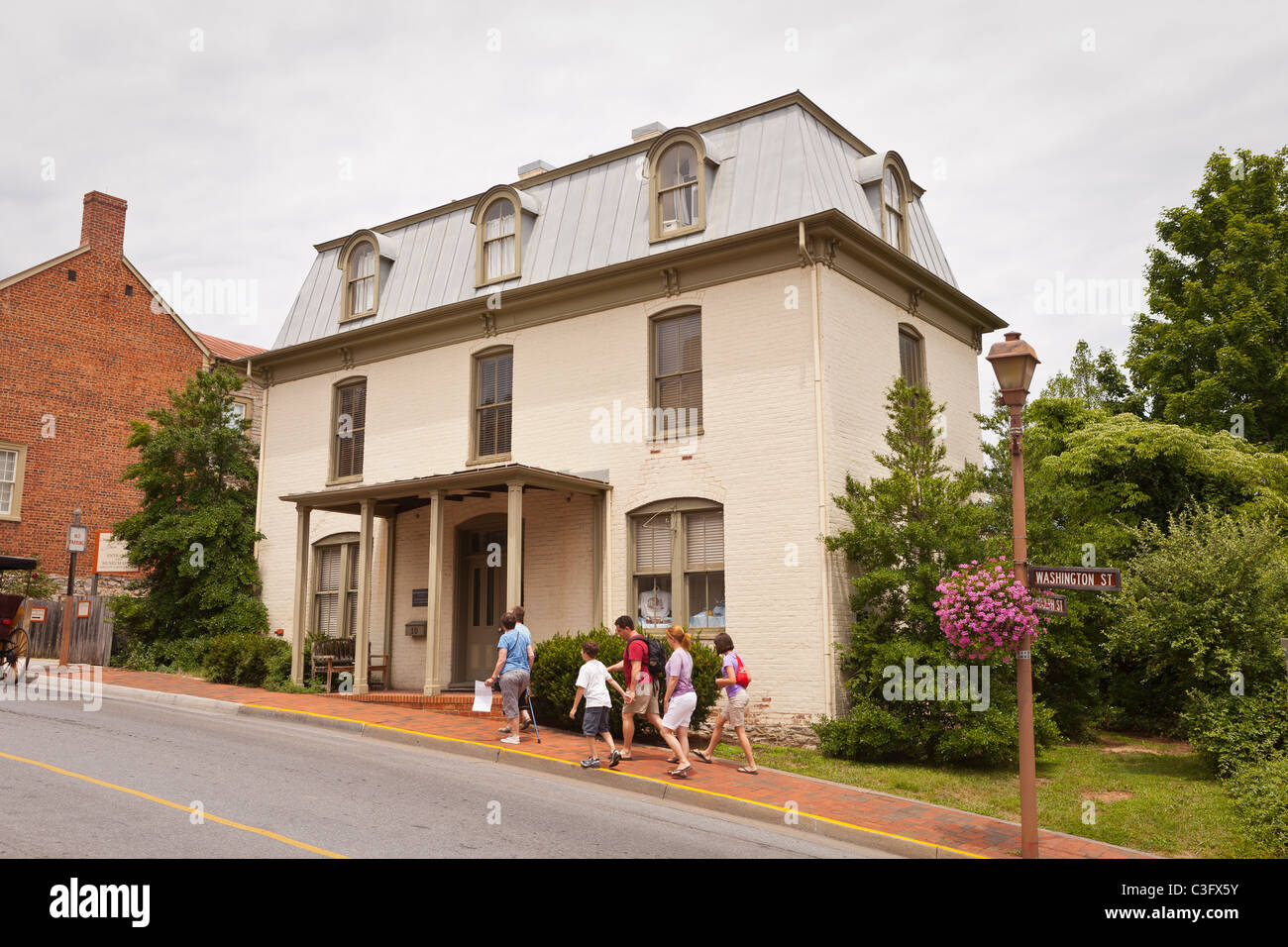 LEXINGTON, Virginia, USA - Davidson-Tucker House, construite en 1888, et des gens sur le trottoir. Banque D'Images